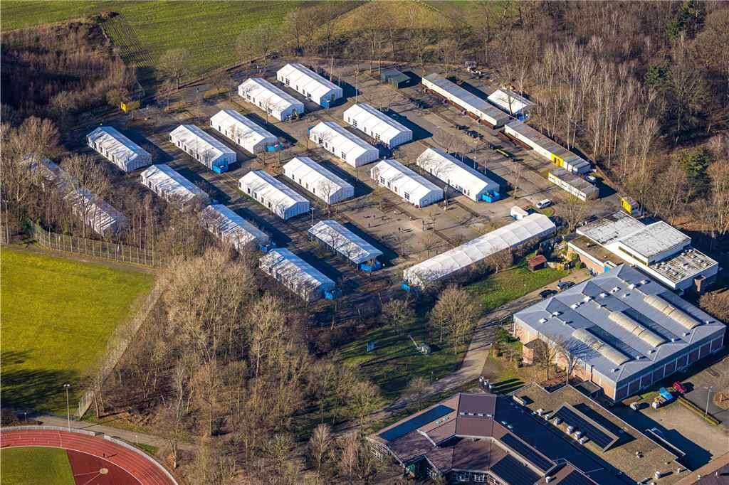 60 Schlafplätze pro Zelt, bis zu acht Betten pro Kabine: Bedingungen in der Zeltstadt Die Borker Notunterkunft für Flüchtlinge auf dem Gelände des LAFP.