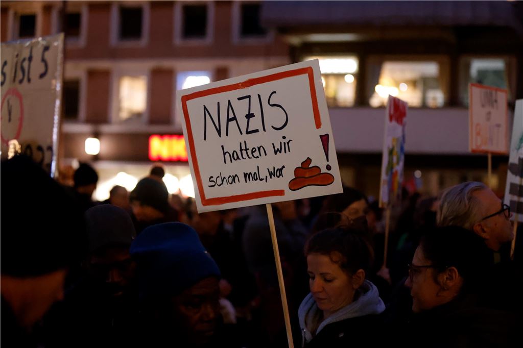 Unnaer Demokratie-Demo mit 4000 Teilnehmern: Das sind mehr als in Berlin "Nazis hatten wir schon mal, war 'scheiße'", heißt es auf einem der vielen Plakate, die die Unnaer mit zur Demo gebracht hatten.