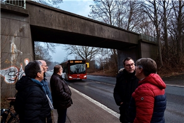 Die Brücke der ehemaligen Kettler-Bahn verläuft über die Heerener Straße. Dr. Uwe Liedtke, Matthias Breuer, Wolfgang Weber, Ulrich Syberg und Oliver Bartosch (v.l.) können sich vorstellen, dass sie Teil eines Radweges wird.