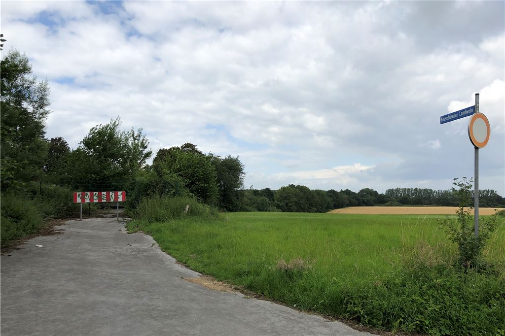 Bestens vernetzt und mit Leib und Seele Dorfmensch: Das ist der neue Ortsvorsteher von Kessebüren Die Brücke über die Bahnschienen an der Kessebürener Landwehr soll 2021 neu gebaut werden. Mit einem Radweg, der vom Ortsausgang bis zur Brücke führt, würde das Gebiet für Radfahrer noch attraktiver, da ist sich Hans-Martin Berg sicher.
