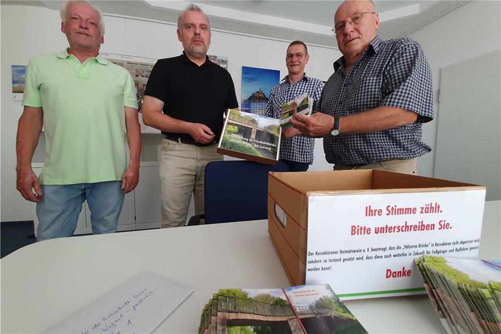 Wieder ein Gutachten: Über marode Brücke wird seit Jahren gestritten Die Bürger aus Kessebüren setzen sich für den Erhalt der Brücke am Loerweg ein. Willy Rustemeier (l.), Ortsvorsteher Hans-Martin Berg (2. v. r.) und der Vorsitzende des Heimatvereins Jürgen Wolff (r.) haben Bürgermeister Dirk Wigant im Jahr 2022 947 Unterschriften überreicht.