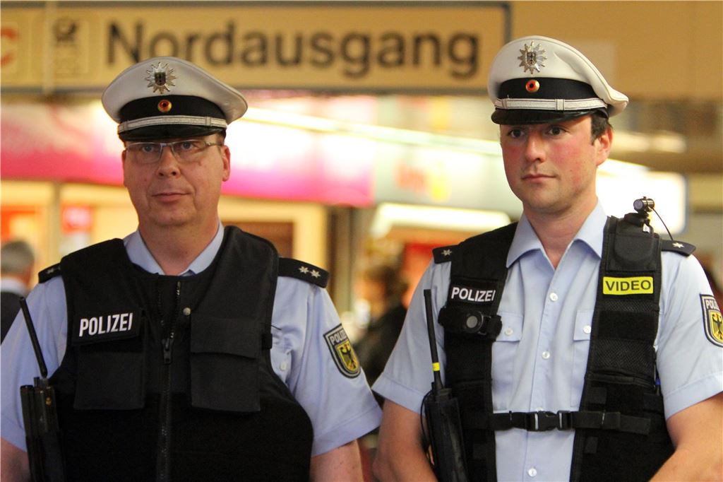 Ordnungsamtskräfte gehen mit Bodycams auf den Weihnachtsmarkt Zwei Bundespolizisten am Hauptbahnhof. Einer trägt eine Bodycam.