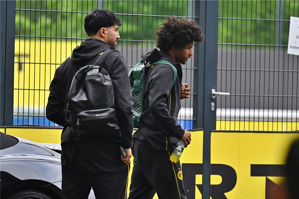 Die BVB-Profis vor dem Wolfsburg-Spiel auf dem Weg ins Teamhotel.