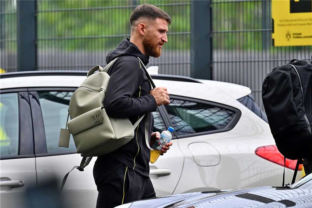 Die BVB-Profis vor dem Wolfsburg-Spiel auf dem Weg ins Teamhotel.
