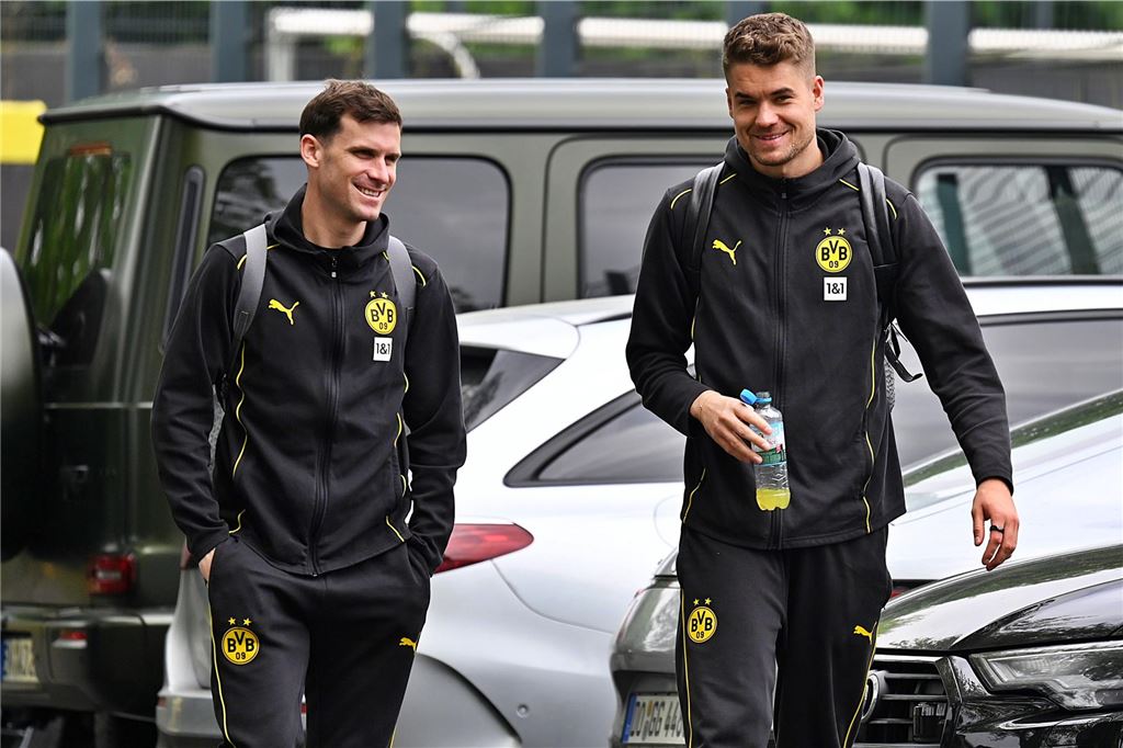 Die BVB-Profis vor dem Wolfsburg-Spiel auf dem Weg ins Teamhotel.