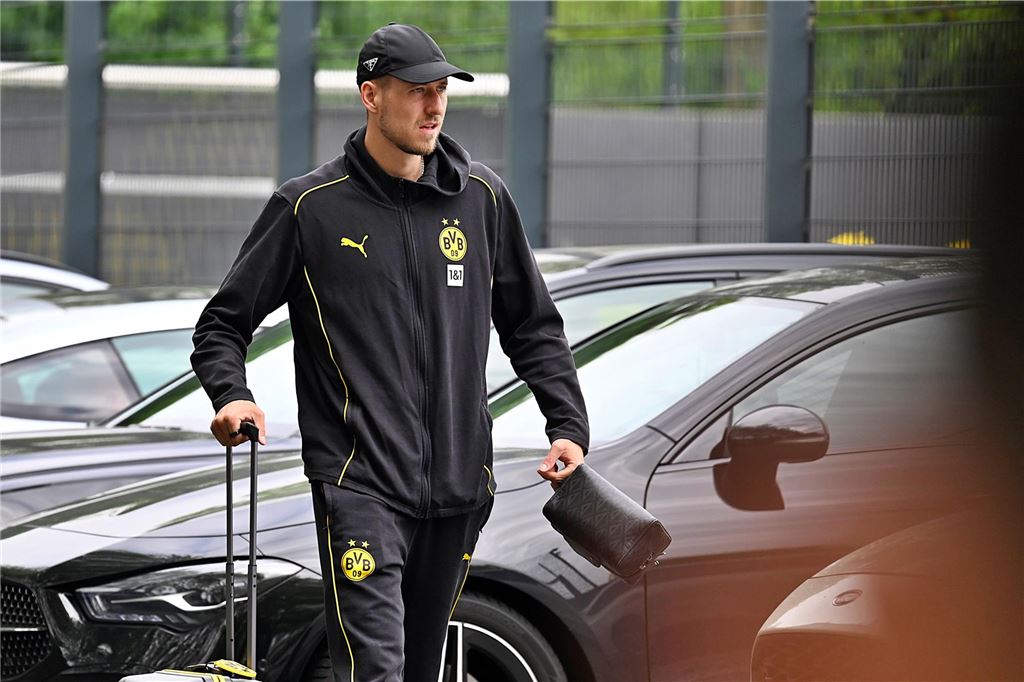 Die BVB-Profis vor dem Wolfsburg-Spiel auf dem Weg ins Teamhotel.