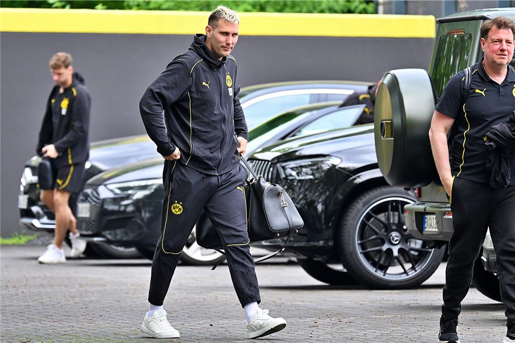 Die BVB-Profis vor dem Wolfsburg-Spiel auf dem Weg ins Teamhotel.