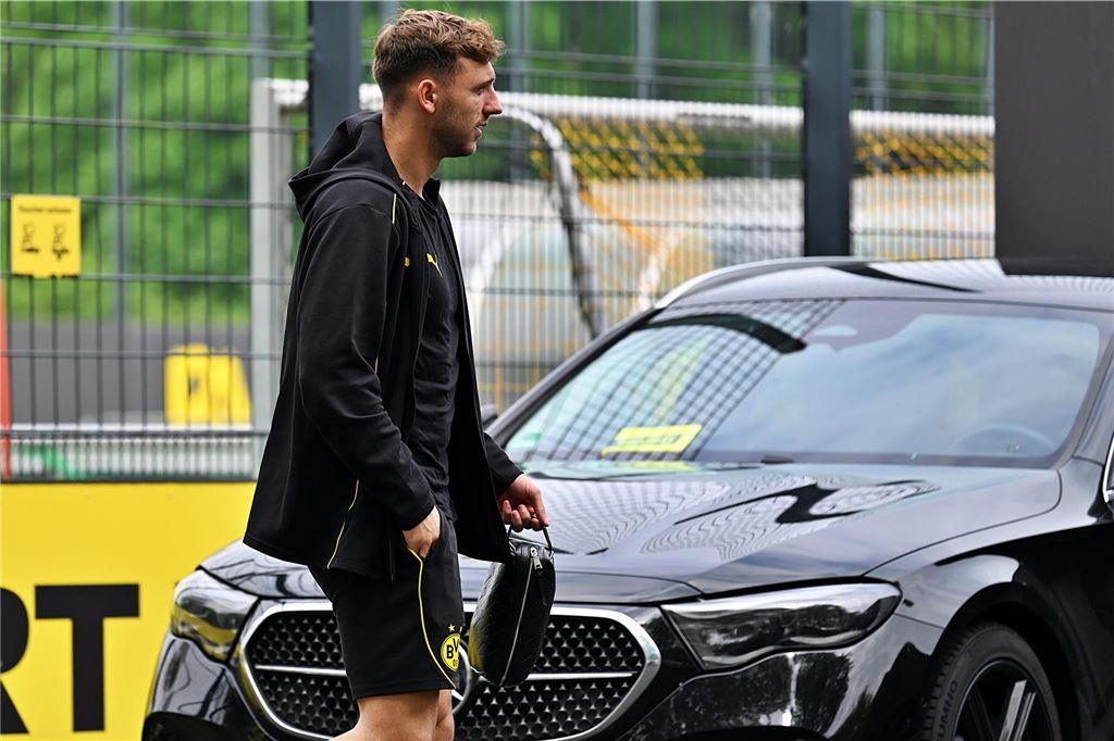 Die BVB-Profis vor dem Wolfsburg-Spiel auf dem Weg ins Teamhotel.