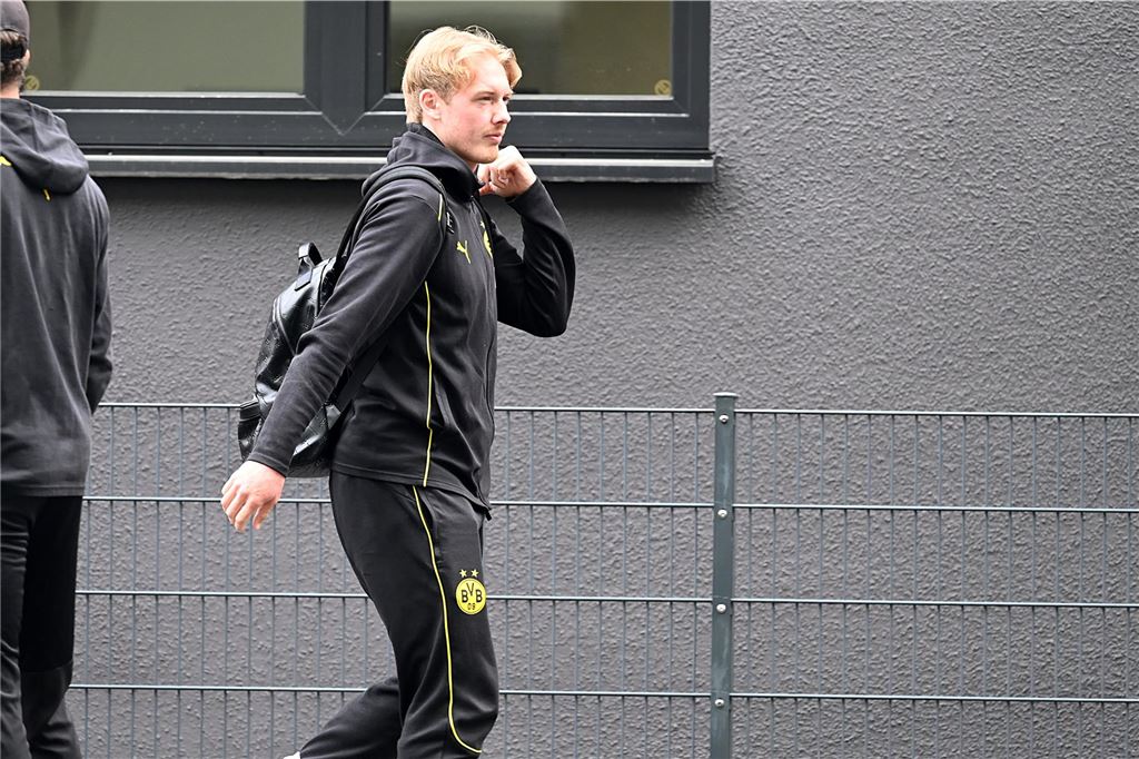 Die BVB-Profis vor dem Wolfsburg-Spiel auf dem Weg ins Teamhotel.
