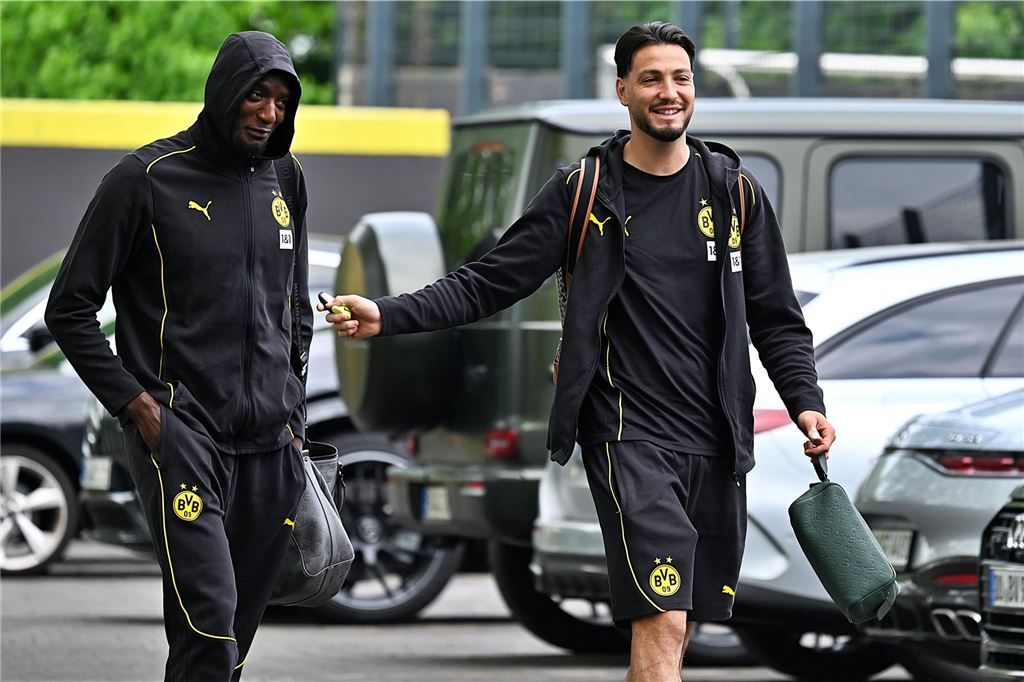 Die BVB-Profis vor dem Wolfsburg-Spiel auf dem Weg ins Teamhotel.