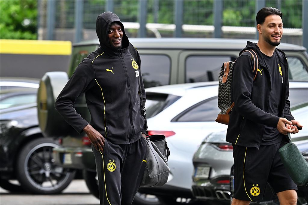 Die BVB-Profis vor dem Wolfsburg-Spiel auf dem Weg ins Teamhotel.
