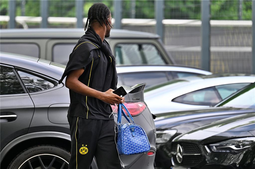Die BVB-Profis vor dem Wolfsburg-Spiel auf dem Weg ins Teamhotel.