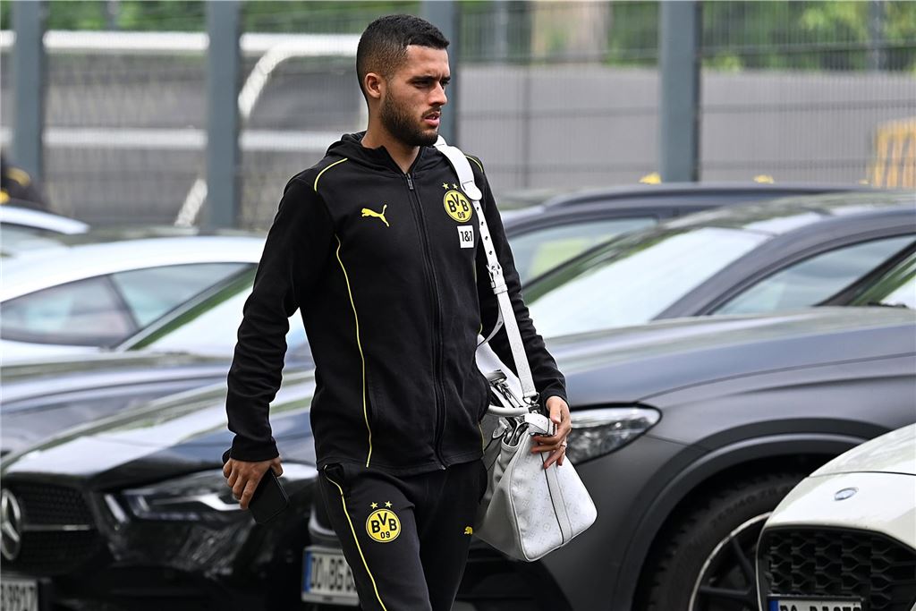 Die BVB-Profis vor dem Wolfsburg-Spiel auf dem Weg ins Teamhotel.