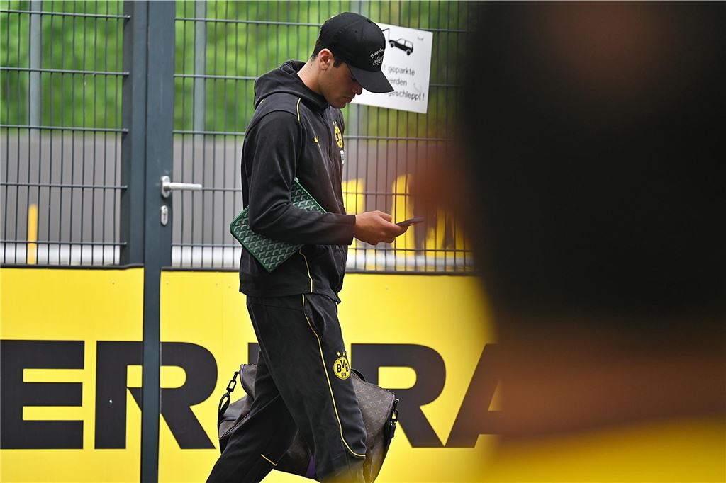 Die BVB-Profis vor dem Wolfsburg-Spiel auf dem Weg ins Teamhotel.