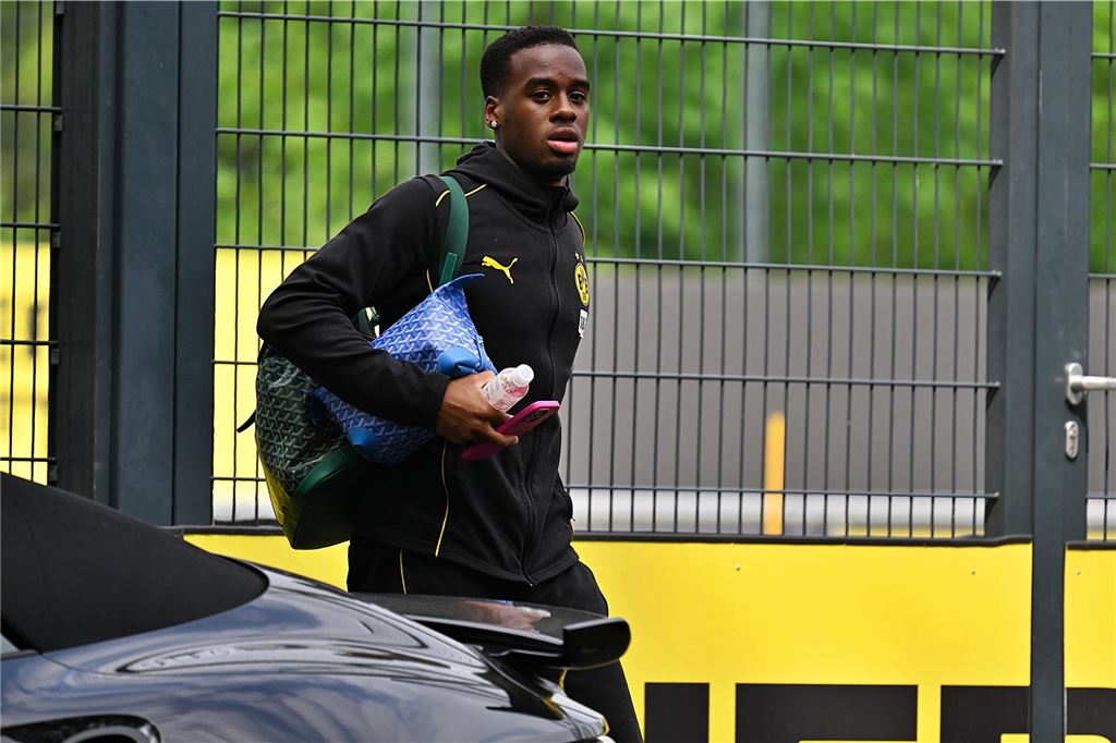 Die BVB-Profis vor dem Wolfsburg-Spiel auf dem Weg ins Teamhotel.