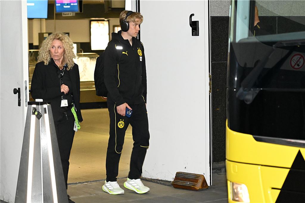 Exklusive Bilder! BVB-Profis nach 3:2 zurück in Dortmund: Rang vier ist plötzlich ganz nah Die BVB-Rückkehr aus Hoffenheim.
