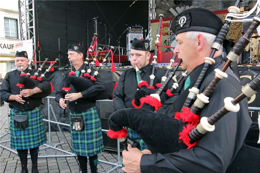 Musik für alle Generationen beim Stadtfest Dudelsackspieler der Clan Lamont Pipe Band spielen vor einer Bühne auf dem Alten Markt in Unna