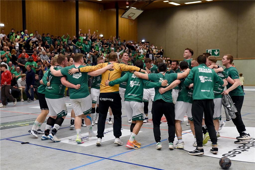 Cobras des SuS Oberaden ringen HC TuRa Bergkamen mit Biss nieder Die Cobras tanzen auf dem Spielfeld nach dem Derbysieg gegen den HC TuRa Bergkamen.