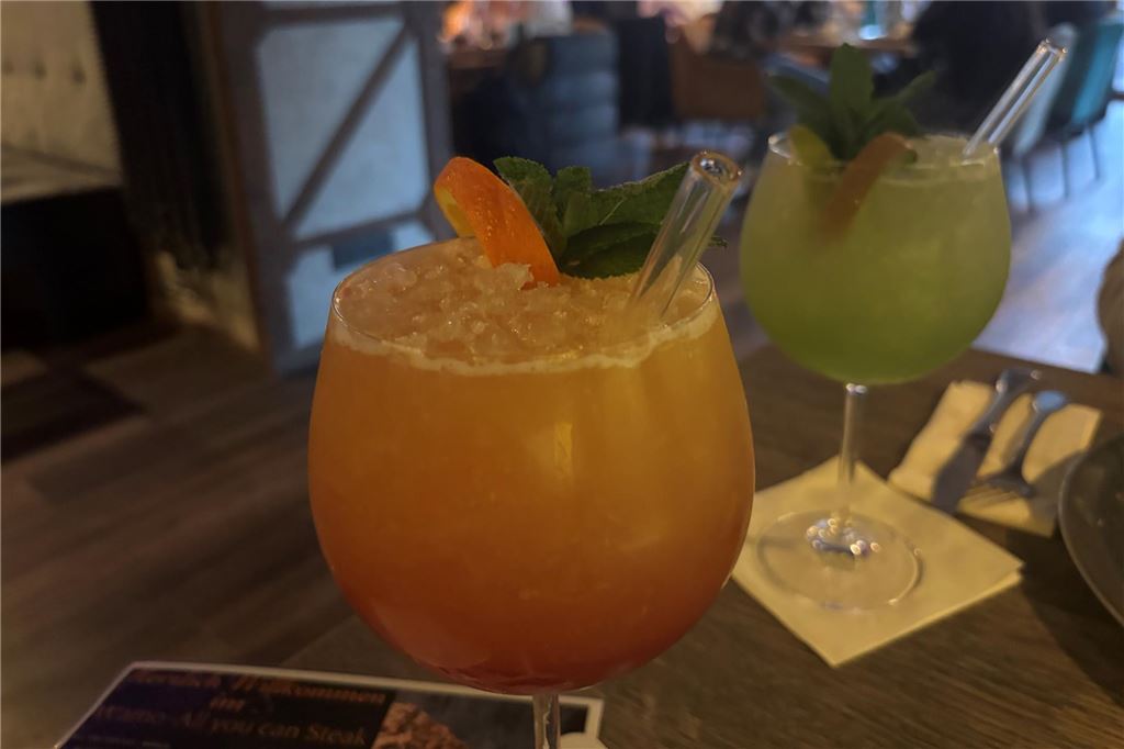 Steakrestaurant Wamo: Kann das All-you-can-Steak-Konzept überzeugen? Die Cocktails "Moulin Rouge" und "Green Apple Lime" im Wamo in Dortmund.