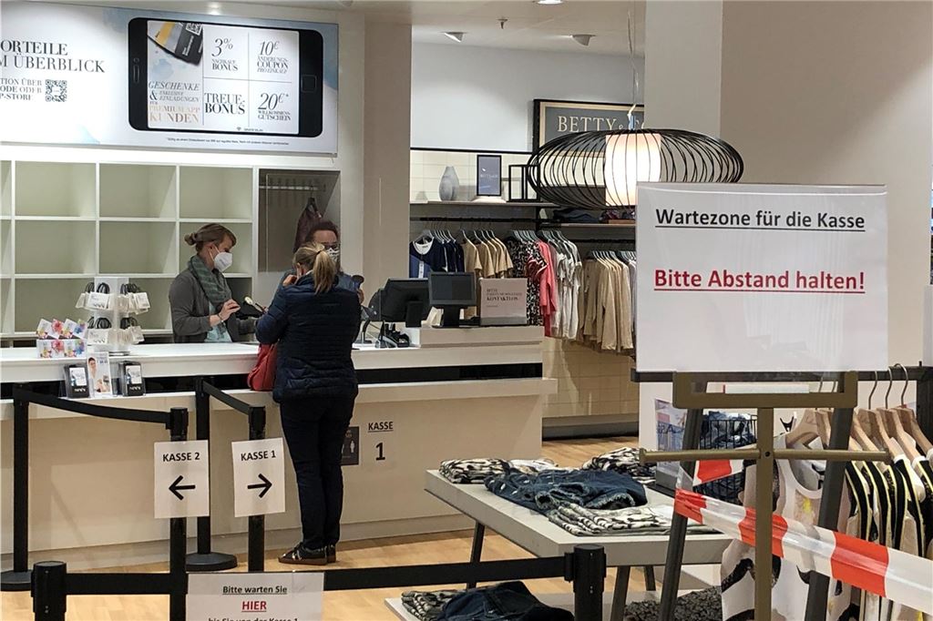 Sinn bleibt Sinn: P&C-Holding mit Angebot gescheitert Ein Archivbild aus Zeiten der Corona-Pandemie zeigt, wie Mode Sinn in Unna zunächst mit zusätzlichen Sicherheitsregeln für die Beschränkung und Führung des Besucherverkehres arbeiten musste.