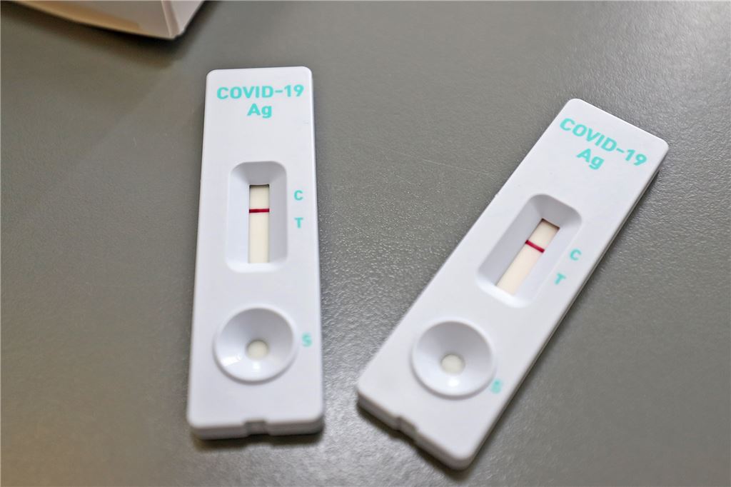 Verwirrung bei Schnelltests: Apothekerin fühlt sich ausgebremst Die Corona-Schnelltests, hier am Freitag in der Kaiserau-Apotheke, werden ähnlich wie Schwangerschafts-Tests ausgewertet. Rutscht die Anzeige auf das „T“ bedeutet das: "Test positiv".