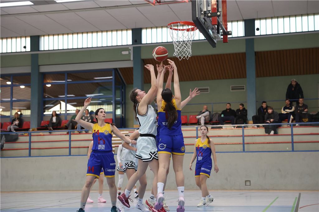 LippeBaskets II unterliegen Hagen: Aufholjagd bleibt aus Basketballerinnen beim Sprung am Korb.
