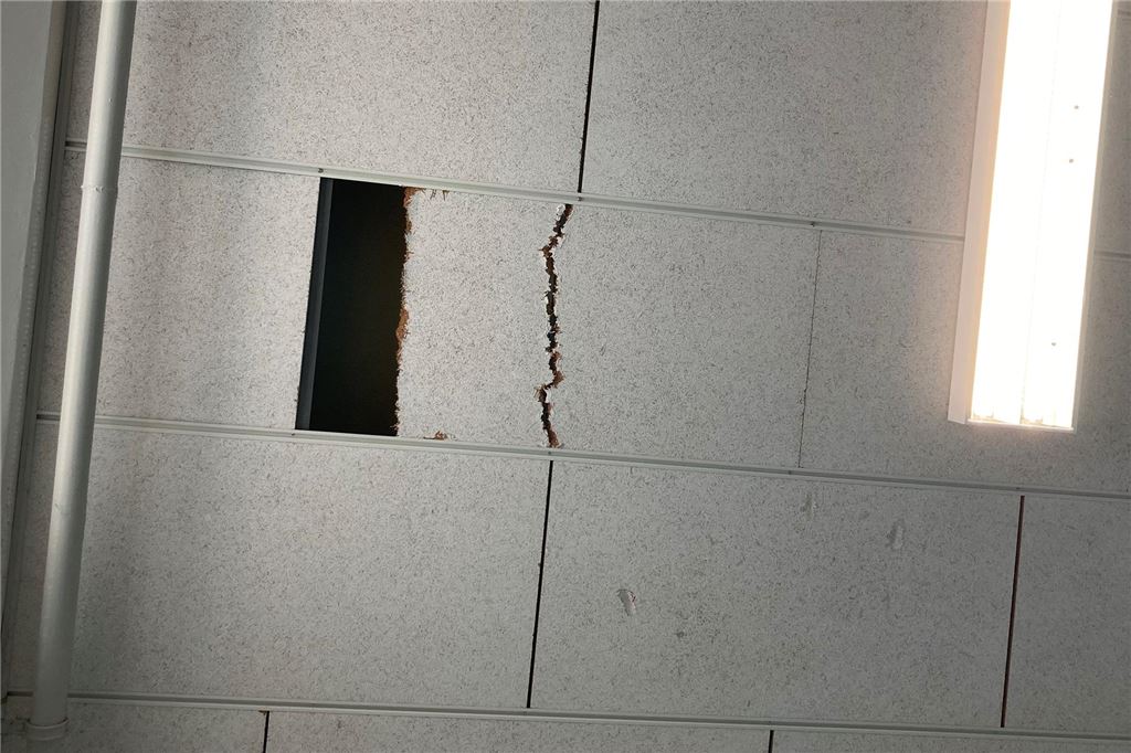 Beschwerde über Müll, Schmutz und lose Teile in Turnhalle In der Decke der Werkstatt-Turnhalle in Unna ist eine Lücke. Eine Platte ist gebrochen.