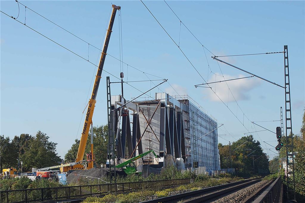 Die Deutsche Bahn erneuert die Eisenbahnbrücke über der A1 in Unna im Bereich Massener Kirchweg/Grenzstraße. Hier sieht man die neue Eisenbahnbrücke.