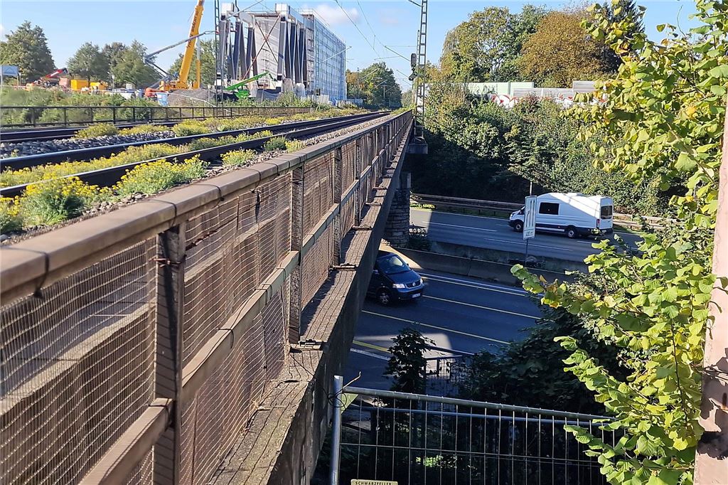 Die Deutsche Bahn erneuert die Eisenbahnbrücke über der A1 in Unna im Bereich Massener Kirchweg/Grenzstraße. Neben den Gleisen liegt bereits die neue Eisenbahnbrücke. Unterhalb ist die Autobahn zu sehen.