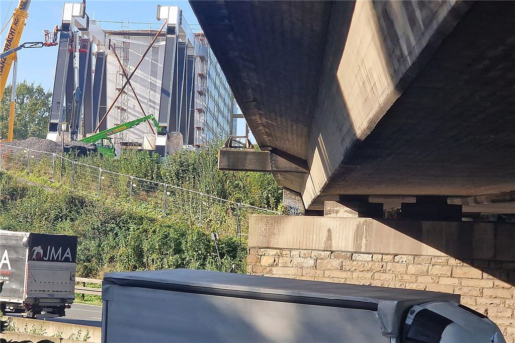 Die Deutsche Bahn erneuert die Eisenbahnbrücke über der A1 in Unna im Bereich Massener Kirchweg/Grenzstraße. Ein seitlicher Blick unter der Brücke mit Sicht auf die neue Eisenbahnbrücke.