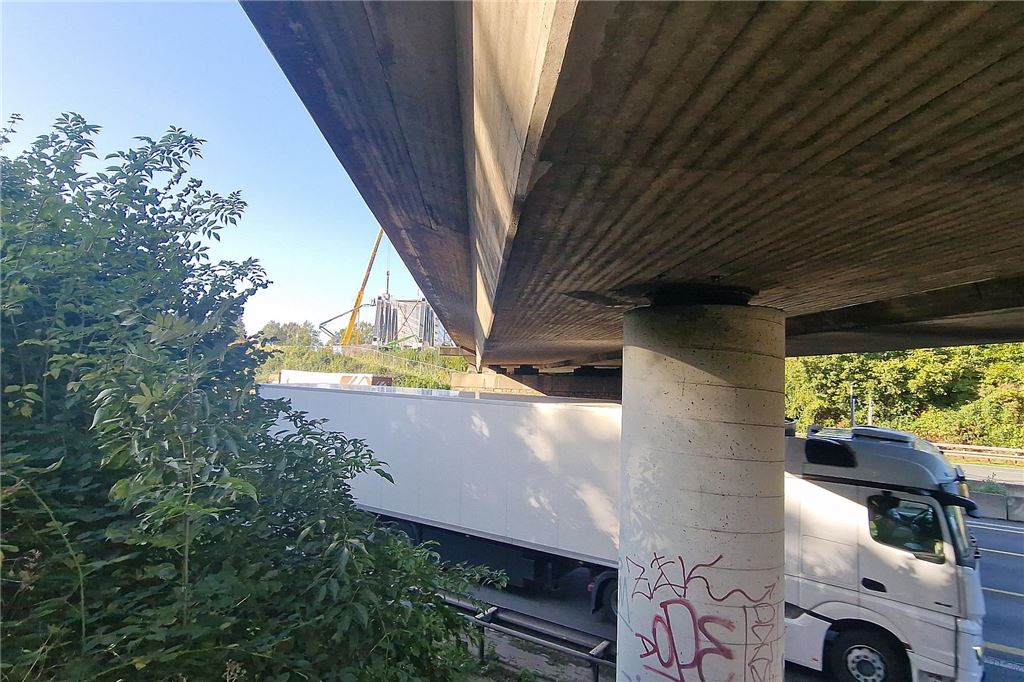 Die Deutsche Bahn erneuert die Eisenbahnbrücke über der A1 in Unna im Bereich Massener Kirchweg/Grenzstraße. Ein seitlicher Blick unter der Brücke mit Sicht auf die neue Eisenbahnbrücke.