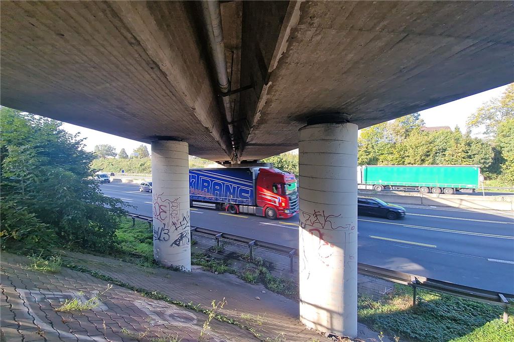 Die Deutsche Bahn erneuert die Eisenbahnbrücke über der A1 in Unna im Bereich Massener Kirchweg/Grenzstraße. Ein Blick unter die alte Brücke und auf die Autobahn.