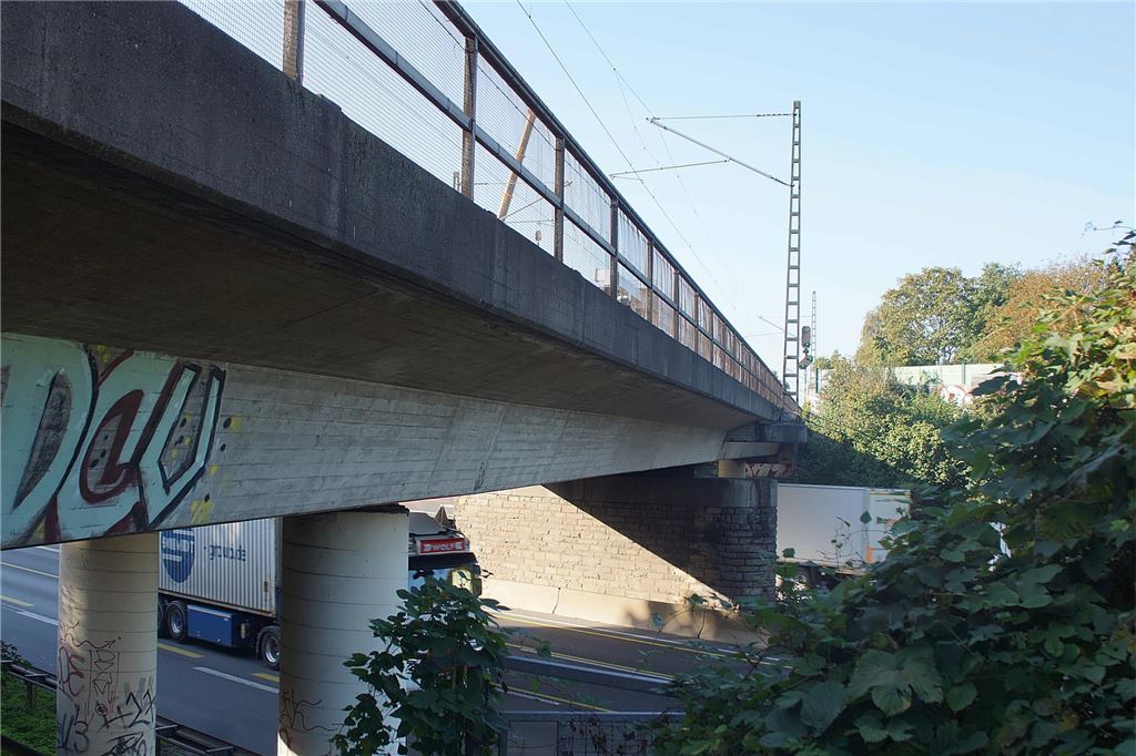 Die Deutsche Bahn erneuert die Eisenbahnbrücke über der A1 in Unna im Bereich Massener Kirchweg/Grenzstraße. Ein seitlicher Blick auf die alte Brücke.