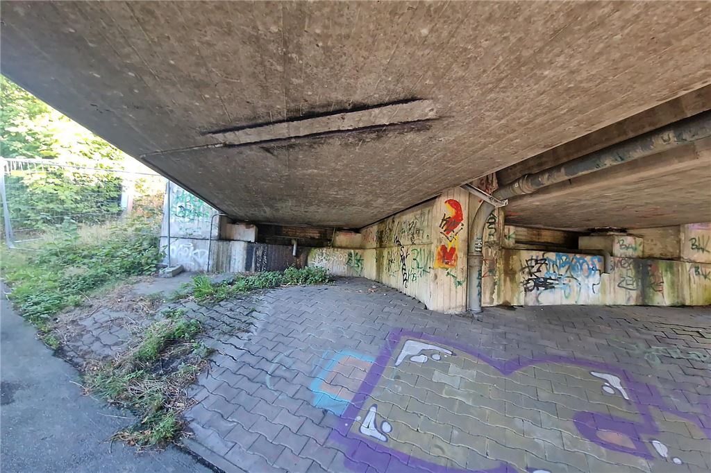 Die Deutsche Bahn erneuert die Eisenbahnbrücke über der A1 in Unna im Bereich Massener Kirchweg/Grenzstraße. Ein Blick unter die alte Brücke