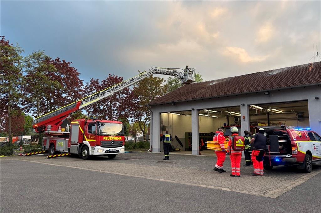 Gemeinsame Einsatzübung von Feuerwehr und DRK Aus dem Dachgeschoss des Feuerwehrhauses in Weddinghofen "qualmte" es bei der Übung.