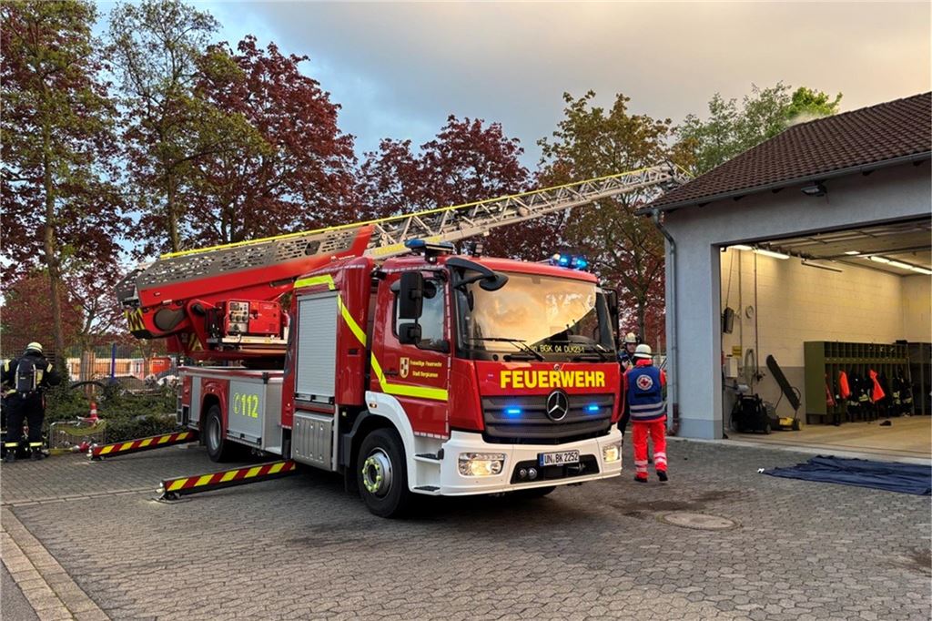 Die Drehleiter steht vor dem Gerätehaus in Weddinghofen.