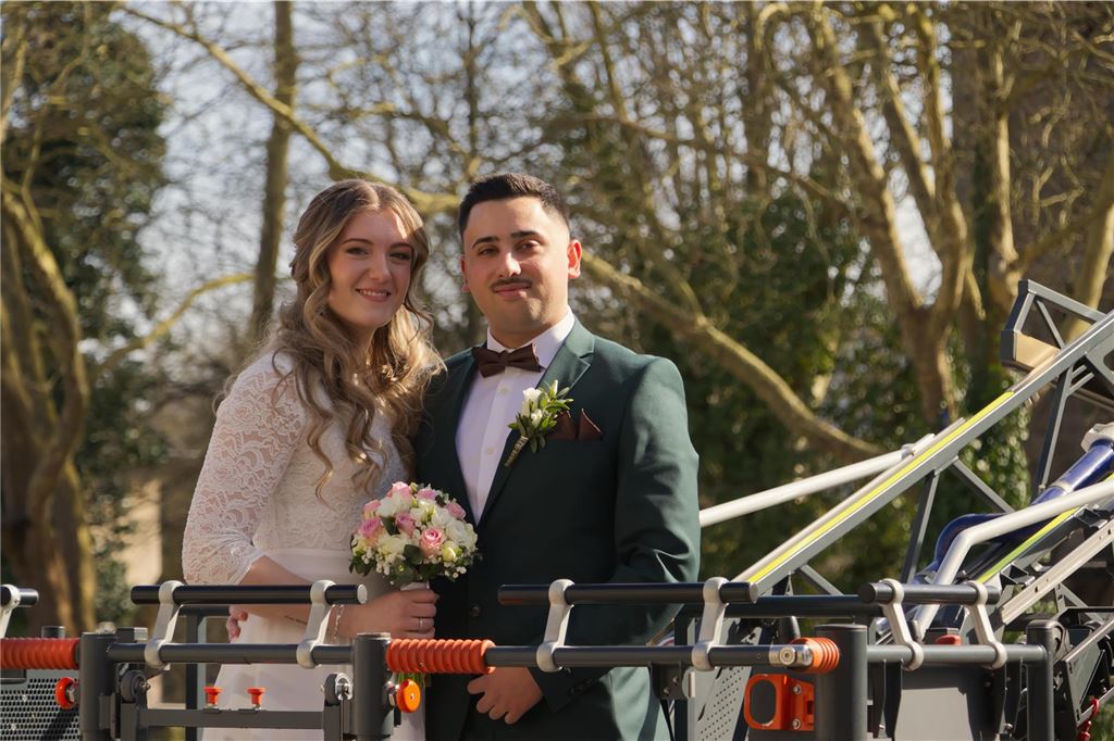 Von Schulfreunden zum Ehepaar: Jennifer und Roberto haben geheiratet Ein frisch getrautes Ehepaar steht gemeinsam auf einer Drehleiter eines Feuerwehrautos.