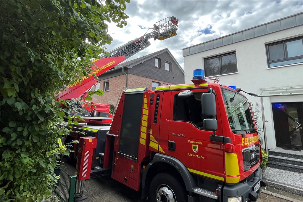Gefährlicher schwarzer Rauch bei Kellerbrand in Holzwickede Die Drehleiter war während des Einsatzes im Saarbrücker Weg im Einsatz.