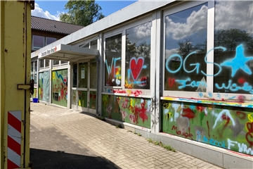 Die Dudenrothschule beginnt mit dem Rückbau des Pavillons des DRK, um Platz für den Neubau zu schaffen. Die gelben Container stehen schon.
