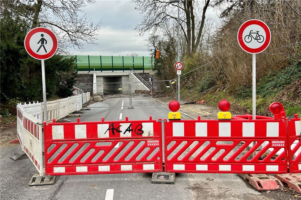 Krankenhaus-Neubau steht neuer Fahrradstraße im Weg Zwei Schilder weisen darauf hin, dass die Durchfahrt der Bahnunterführung an der Mühlenstraße in Unna für Radfahrer und Fußgänger gesperrt ist. Baken sperren die Strecke auch für den motorisierten Verkehr.