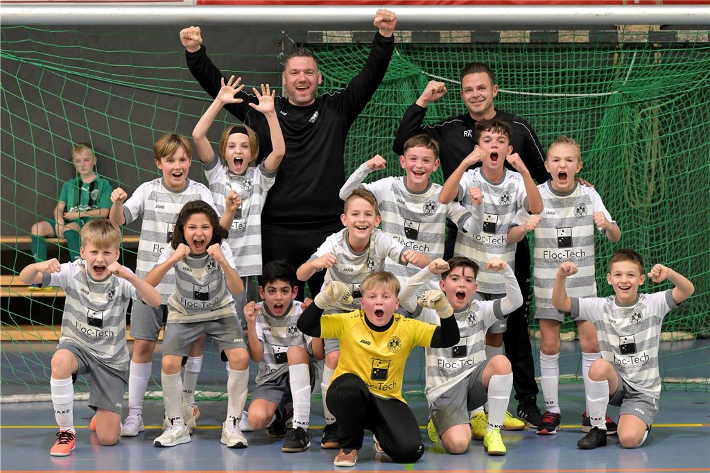 SV Preußen und Westfalia Wethmar jubeln zum Auftakt in der Halle Die E-Jugend vom SV Preußen jubelt.