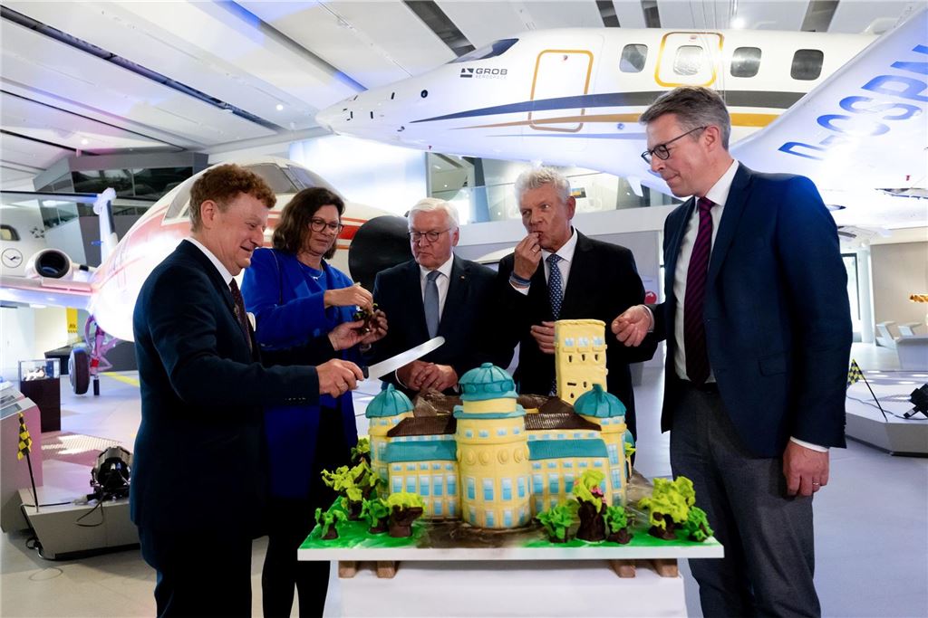 100 Jahre Deutsches Museum - Hommage an die Technik Die Ehrengäste schneiden eine Torte an - in Form des Museums.