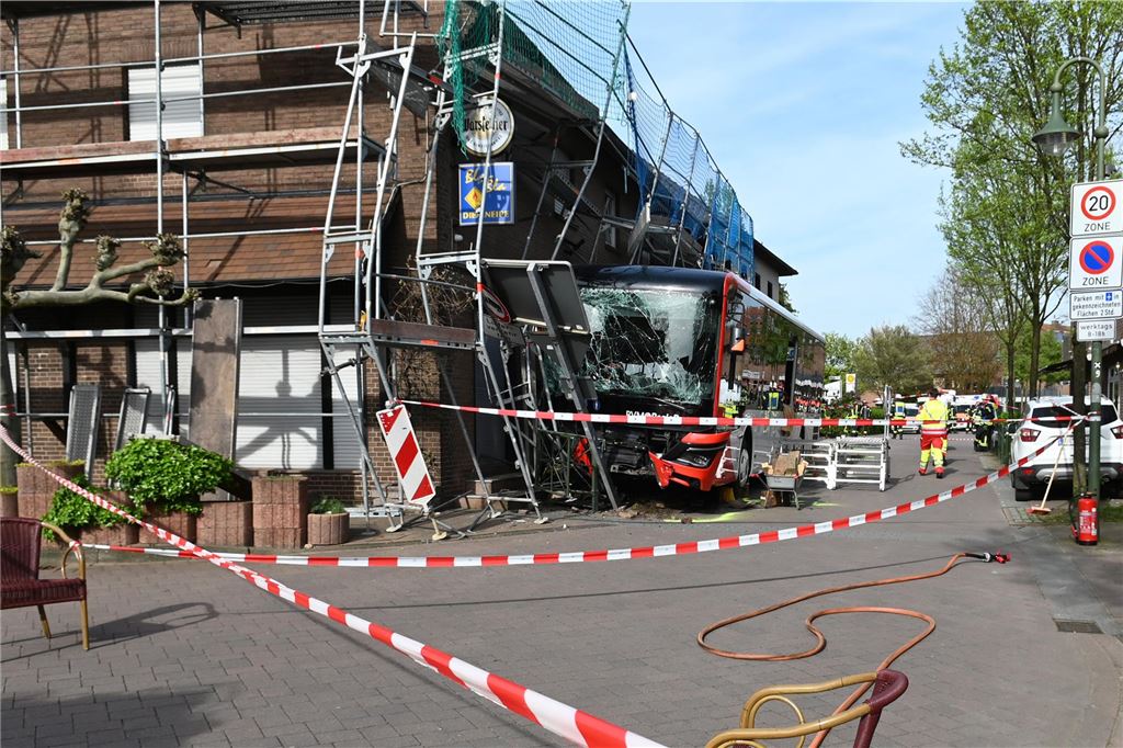 Linienbus fährt durch Eiscafé-Außenbereich in Reken Die Einsatzkräfte sperrten den Bereich ab.