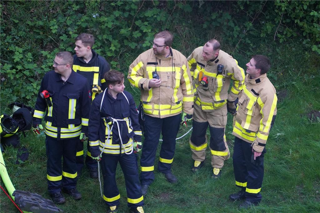 Feuerwehreinsatz mit Hubschrauber und Tauchern in Castrop-Rauxel: Person in die Emscher gefallen Die Einsatzkräfte suchten am Dienstagsabend (9.4.) fieberhaft nach einer Person, die in Castrop-Rauxel in die Emscher gefallen ist.