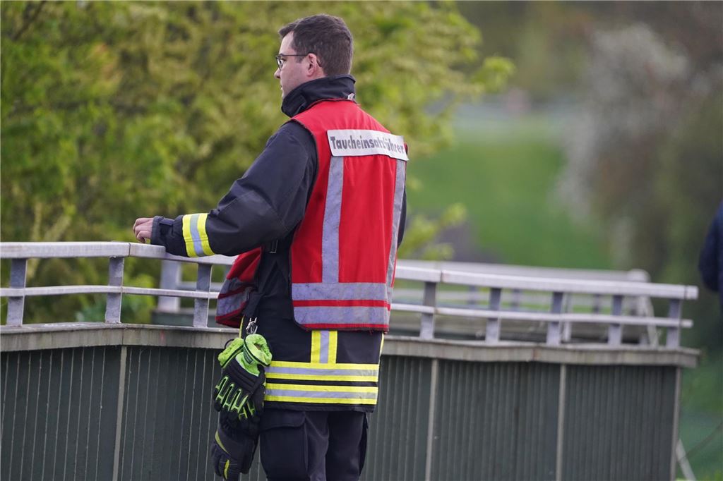 Feuerwehreinsatz mit Hubschrauber und Tauchern in Castrop-Rauxel: Person in die Emscher gefallen Die Einsatzkräfte suchten am Dienstagsabend (9.4.) von Brücken und vom Emscherufer aus.