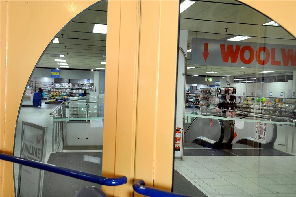Nach dem Coop-Ende ging es mit dem City-Center bergab Blick in die ehemaligen Coop-Räume im City-Centrum Schwerte mit Woolworth und Tedi.