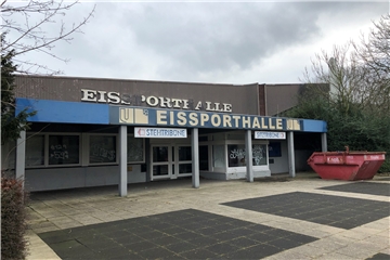 Die Eishalle Unna ist seit dem Sommer 2018 geschlossen. Durch den Bürgerentscheid im Mai 2019 muss die Stadt sie sanieren und wieder eröffnen. Wie das konkret aussehen soll, entscheidet die Unnaer Politik am 22. April 2021.