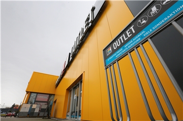 Die elektrische Schiebetür des Kettler-Outlets bleibt seit Montagmorgen geschlossen. Auf einem in die Tür gehängten Schild mit dem mehrfarbigen Kettler-Symbol ist zu lesen: „Sie finden uns ab sofort in unserem Kettler-Outlet in Werl (Neuwerk 1, 59457 Werl). Wir freuen uns auf Ihren Besuch. Ihr Kettler-Team“.