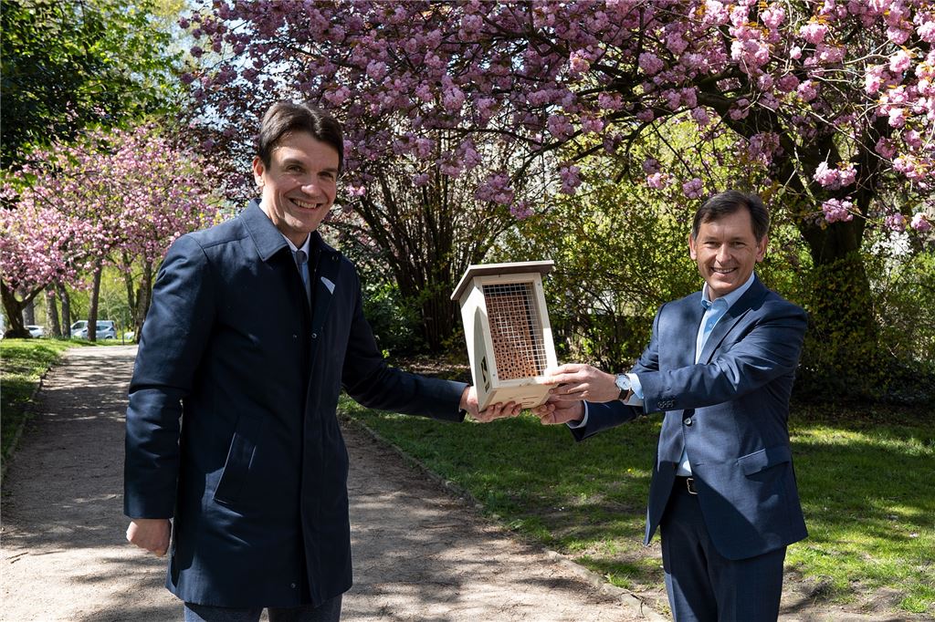 Hotels für die Bienen: Emscher soll tierischen Tourismus ankurbeln Die Emschergenossenschaft fördert die Steigerung der Artenvielfalt mit dem Aufstellen von Bienen-Hotels – das erste ging nach Herne. Prof. Dr. Uli Paetzel (li.), Vorstandsvorsitzender der Emschergenossenschaft, überreichte es an Oberbürgermeister Dr. Frank Dudda.