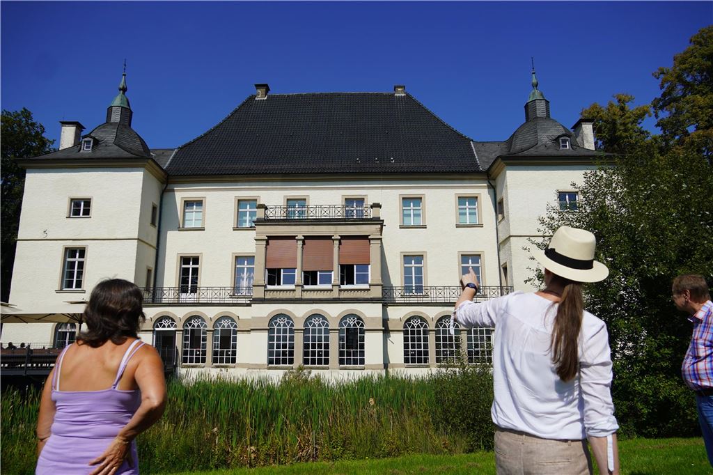 Trockenheit bedroht Bausubstanz vom Haus Opherdicke Die Ergänzung der Terrasse auf der Rückseite von Haus Opherdicke hatte die Gemüter erhitzt. Doch ein Denkmal das man auch nutzen möchte muss sich auch anpassen lassen, zudem sei der Eingriff in die Bausubstanz sehr gering, erklärte Kunsthistorikerin Anke Bäätjer